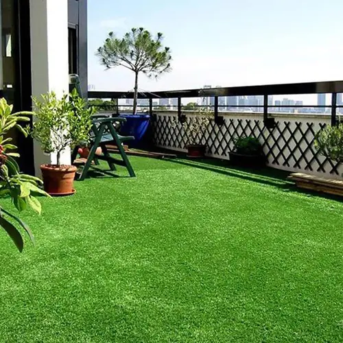 Easy-to-install grass carpet for terraces and rooftop gardens.