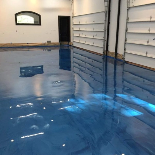 Durable epoxy floor finish in a Dubai garage with anti-slip properties.