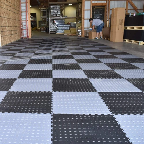 Noise-reducing rubber flooring for Dubai coworking spaces