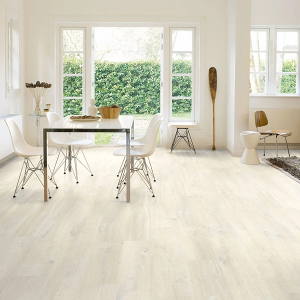 Rustic-style laminate floor with wide planks in dubai